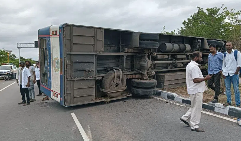 Over 10 injured as TGSRTC bus overturns near Pebbair in Wanaparthy n1