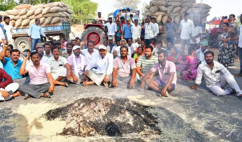 Tension prevailed at Rajapet in Wanaparthy after farmers burnt their paddy sacks n4