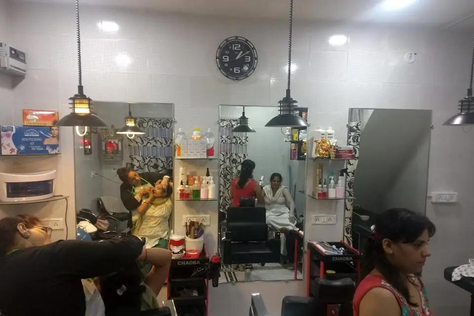 Midhuna beauty parlour